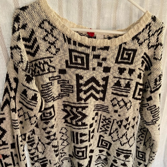 H&M cropped sweater. Hi-lo cut. - Picture 2 of 5